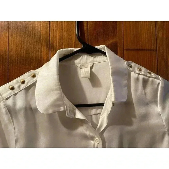 FOREVER 21 SMALL WHITE TOP W/BUTTONS - Picture 2 of 4
